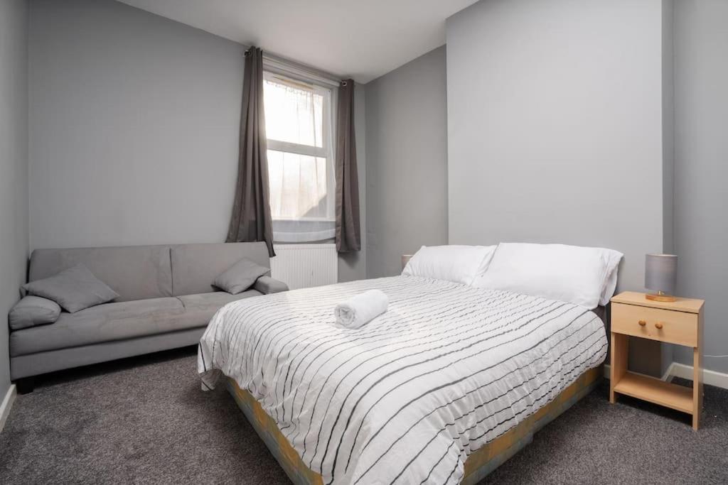 Serviced By Tomla- Free Parking Apartment