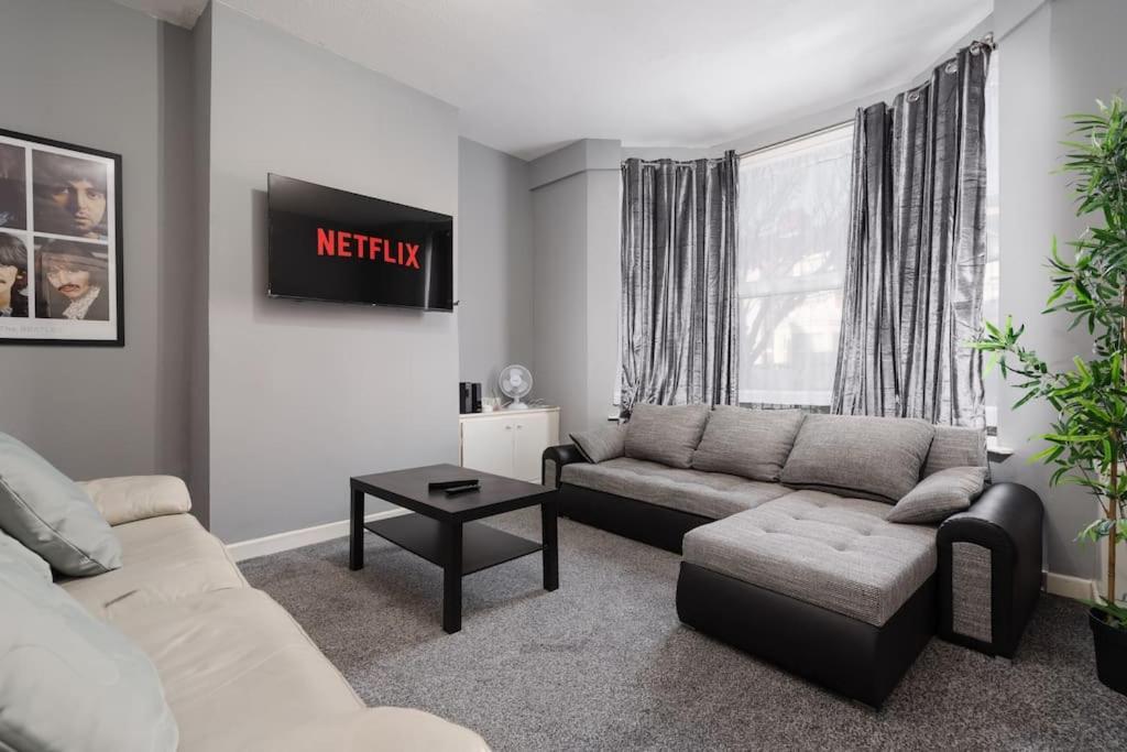Apartment Serviced By Tomla- Free Parking