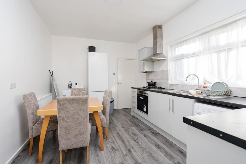 Serviced By Tomla- Free Parking Apartment *