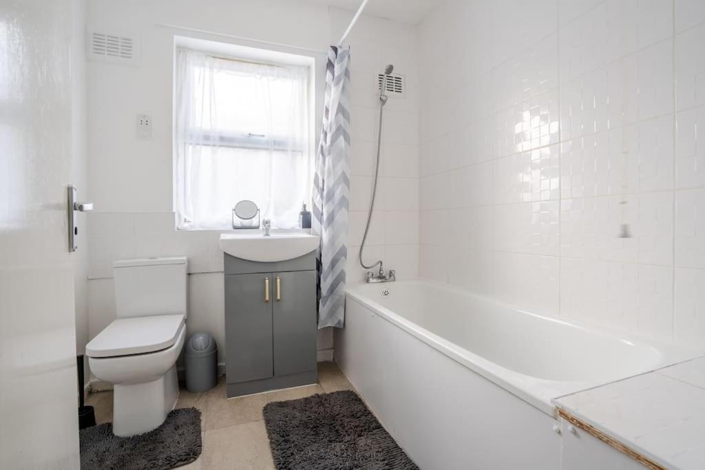 Serviced By Tomla- Free Parking Apartment Liverpool