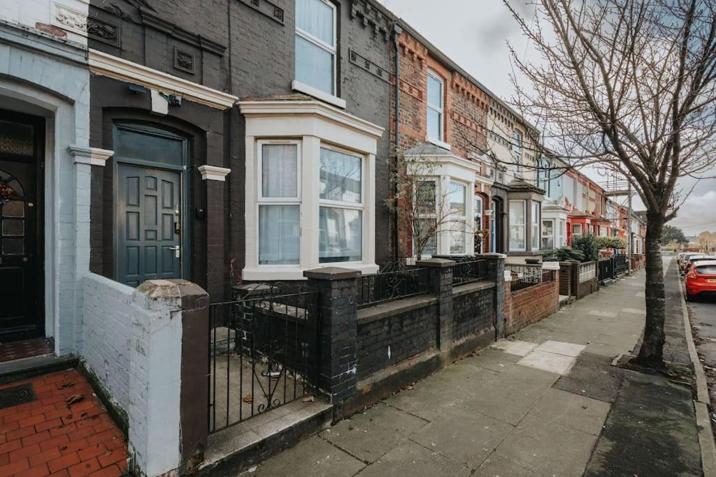 Serviced By Tomla- Free Parking Liverpool