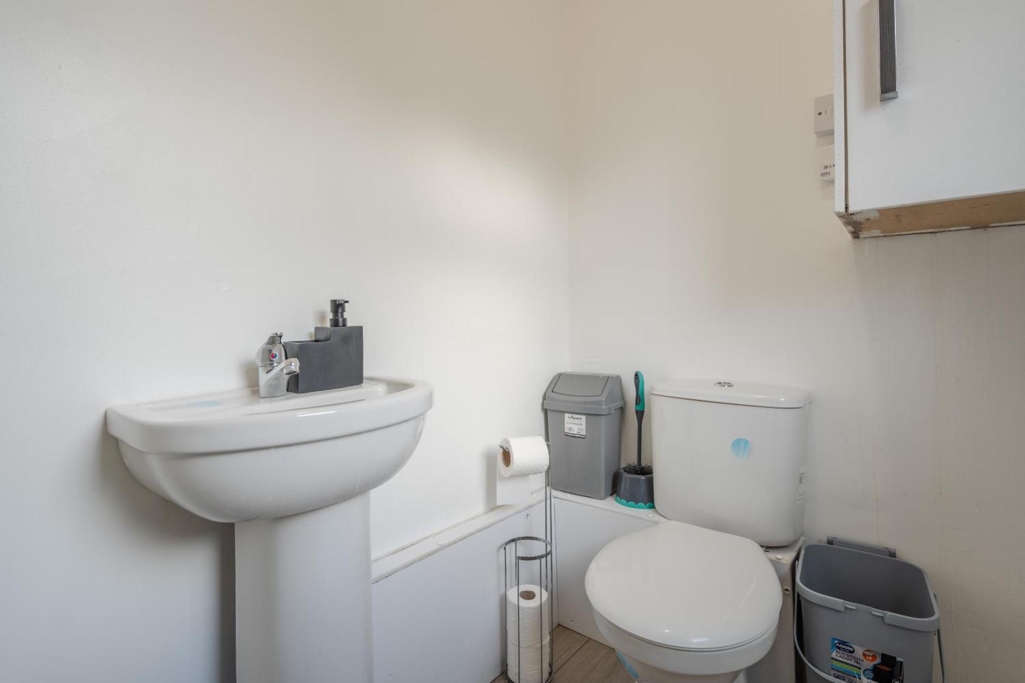 Serviced By Tomla- Free Parking Liverpool
