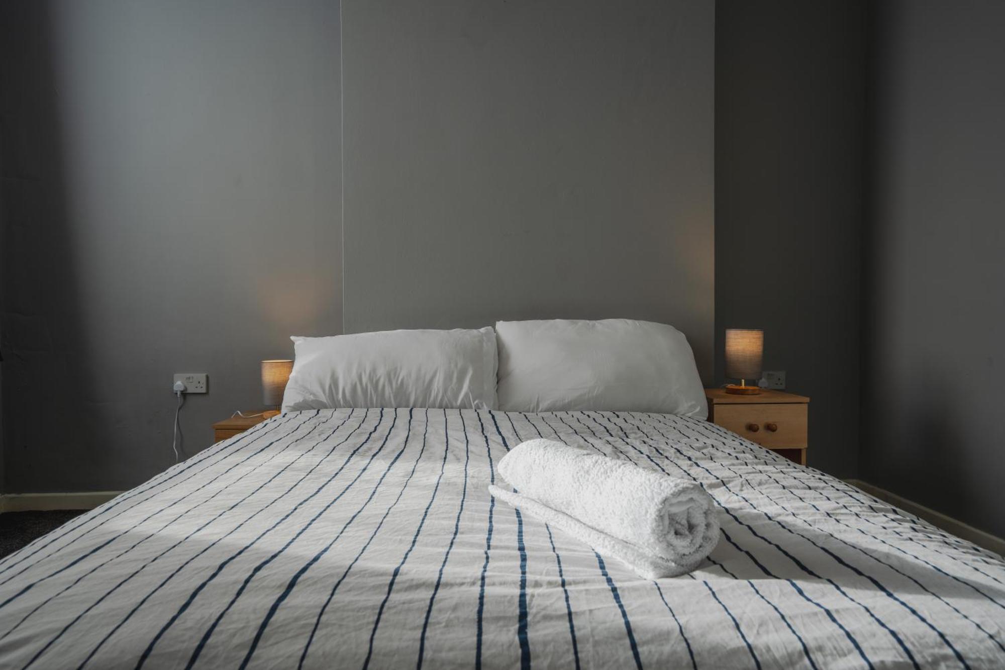 Serviced By Tomla- Free Parking Apartment