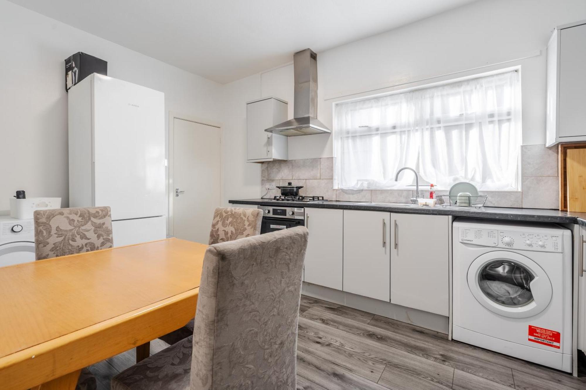 Serviced By Tomla- Free Parking Apartment *
